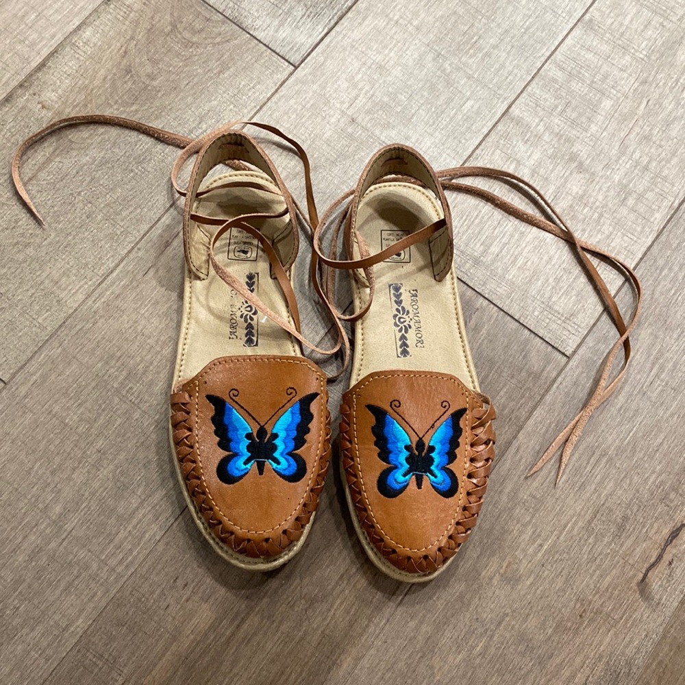 NWT Mexican leather lace up butterfly embroidered huarache/sandals , size 7